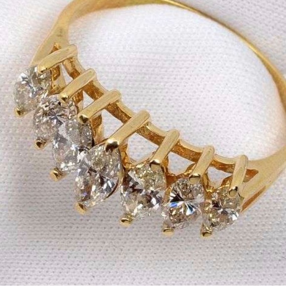 Jewelry - Flashy, marquise diamond ring.